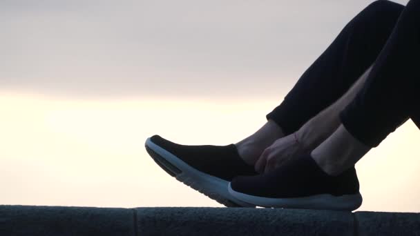 Guy shoes sneakers op de straat — Stockvideo