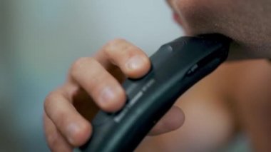 Delikanlı tıraş oluyor. Yakından.