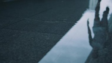 Adam su birikintisinde koşuyor.