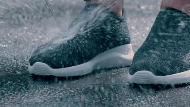 Водоотталкивающие кроссовки вблизи — стоковое видео
