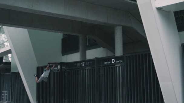 The guy is doing parkour at the stadium — Stock Video