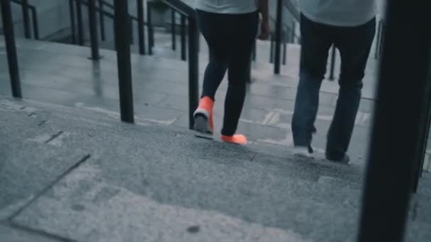 Couple descend les escaliers dans la ville — Video