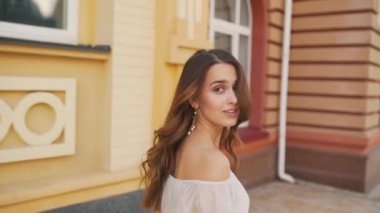 Kız şehir caddesinde yürüyor