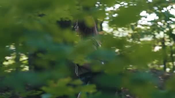 Ragazza passeggiate nel parco — Video Stock