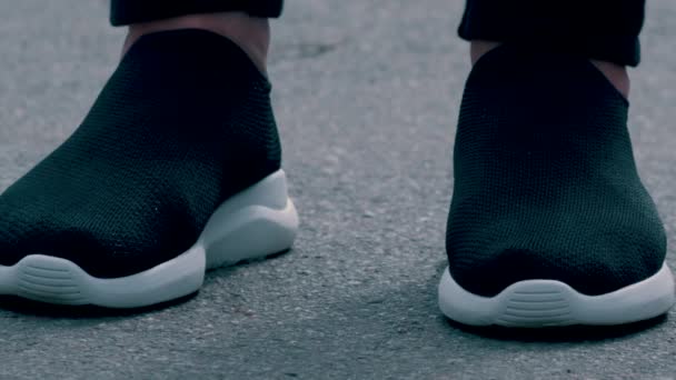 Water gegoten op sneakers close-up — Stockvideo