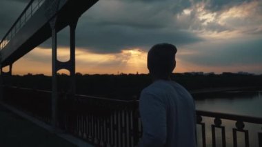 Adam şehirde hava modülleriyle koşuyor.