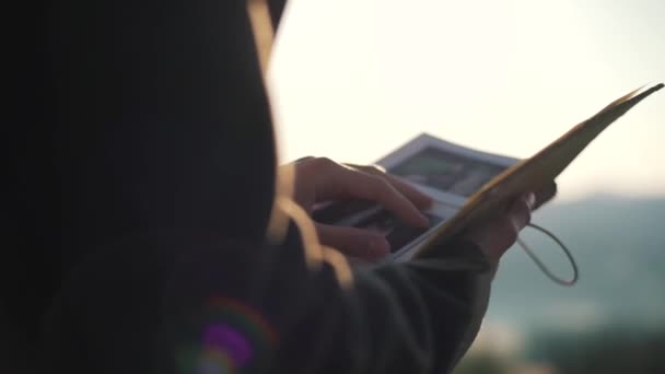 Chica viendo un álbum de fotos — Vídeos de Stock