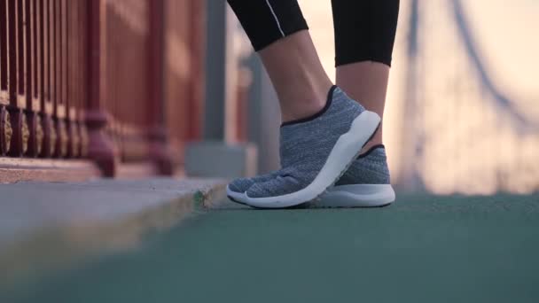 Runner kneedt voeten voor joggen — Stockvideo