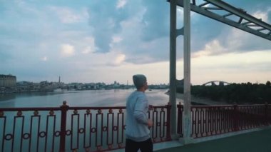 Adam müzik dinleyerek şehri yönetiyor.