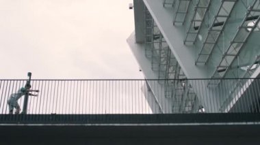 Adam şehir merkezinde parkur yapıyor.