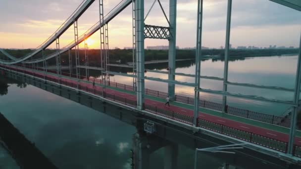 Mann läuft auf Brücke in der Stadt Luftaufnahme — Stockvideo