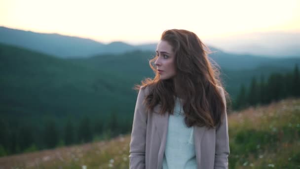 Menina confusa na natureza close-up — Vídeo de Stock