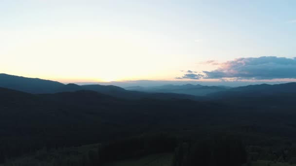 Vista aérea de las montañas Cárpatos al atardecer — Vídeo de stock