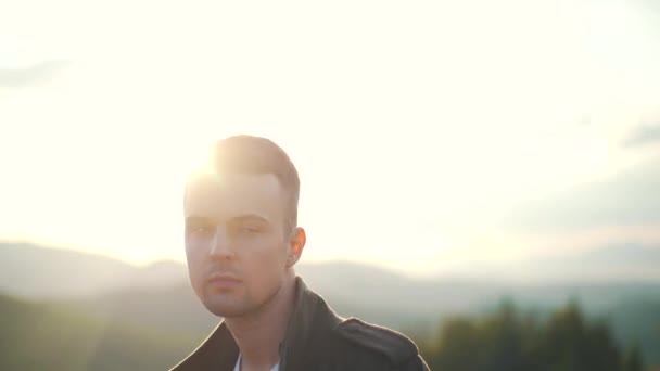 Killen njuter av den vackra naturen vid soluppgången — Stockvideo