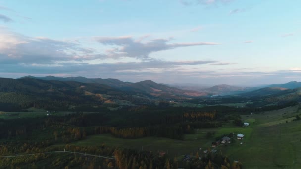 Assentamento no vale de montanhas vista aérea — Vídeo de Stock