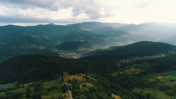 Aldeia no vale das montanhas — Vídeo de Stock