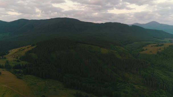 多云天气下的山脉和森林 — 图库视频影像