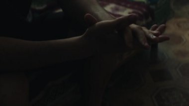 Adam evde depresyonda.