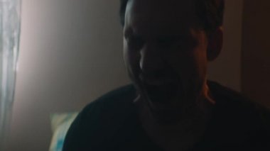 Adam evde otururken çığlık atıyor.