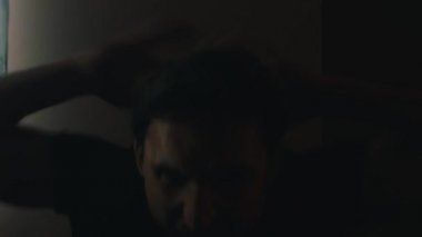 duygusal adam evde otururken çığlık atıyor.