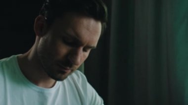 İş adamı evde otururken bir deftere fikirler yazar.