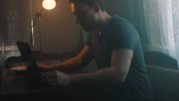 homme à la recherche de travail sur ordinateur portable tout en étant assis à la maison 