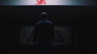 Adam akşam şehir altgeçidinde yürüyor.