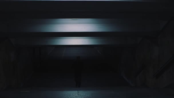 En man går i gångtunneln — Stockvideo