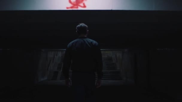 Homme marche dans la ville du soir passage souterrain — Video