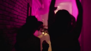 Komik kızlar partiye gider.