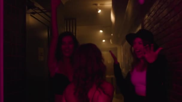 Ragazze felici sono eccitati per la festa in luci al neon — Video Stock