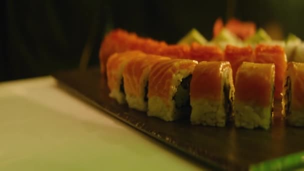 Chef-kok bereidt sushi rollen close-up — Stockvideo