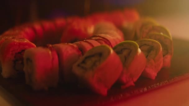 Cozinhar derrama molho em rolos de sushi close-up — Vídeo de Stock