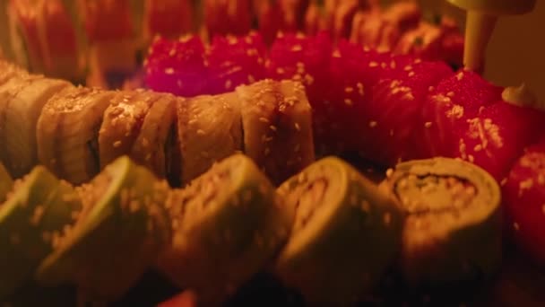 Chef mendekorasi sushi rolls close up — Stok Video