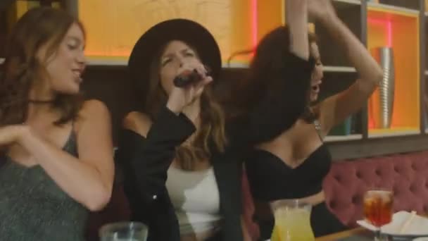 Chicas están cantando activamente en el karaoke en un club nocturno — Vídeos de Stock