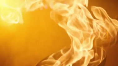 Aşçı, alevlerle kaplanmış bir tavada kızarıyor.