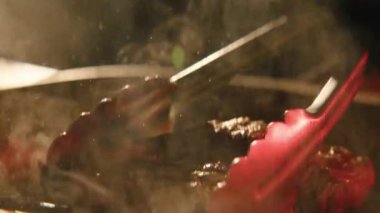 Biftek hazırlayan bir şef.