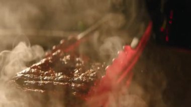 Bifteği dumanla pişirmek