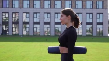 Çıplak ayaklı kız spor salonuna gidiyor.