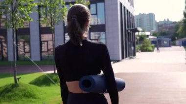 Kız öğle yemeğinde yoga için yer arıyor.