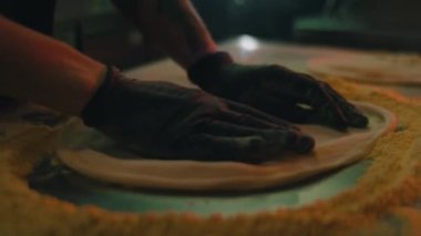 Pizzacı pizza hamuru hazırlar.