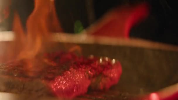 Cuisson steak sur le feu fermer — Video