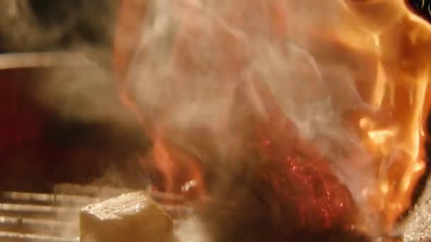 М'ясо смажене на вогні крупним планом — стокове відео