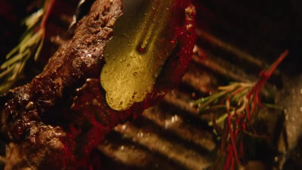 O chef vira o bife na panela close-up — Vídeo de Stock