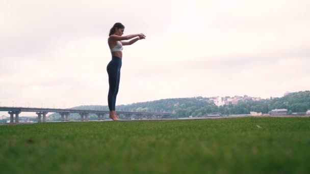 Fille échauffement sur la ville le fond — Video