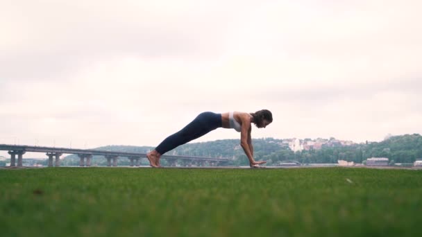 Chica haciendo ejercicios de fitness al aire libre — Vídeos de Stock