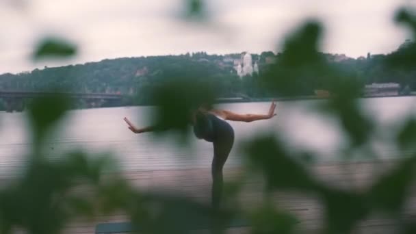 Meisje doen yoga oefeningen buiten — Stockvideo