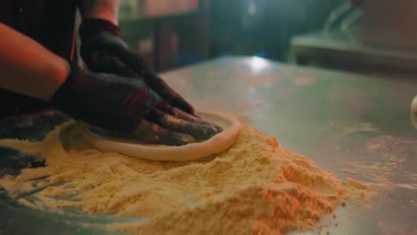 Pizza maker przygotowuje bazę pizzy — Wideo stockowe