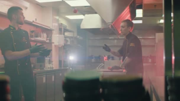 Chef-koks maken losse flodders in de keuken — Stockvideo