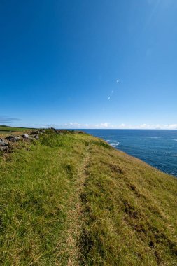 Çimenli Yol Parlak Mavi Gökyüzünün Altındaki Kıyı Uçurumunda Dönüyor